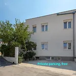 A1 - Apt Near Beach With Patio Parking And Grill